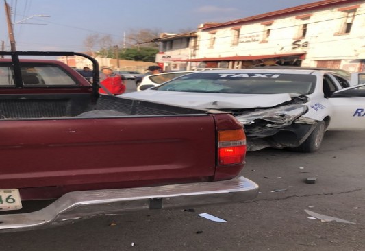 Cuantiosos Da Os Deja Choque Entre Taxi Y Pickup En Piedras Negras