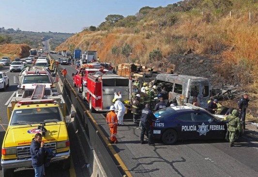 Brutal Choque Deja Al Menos 9 Muertos En La Carretera Acapulco ...