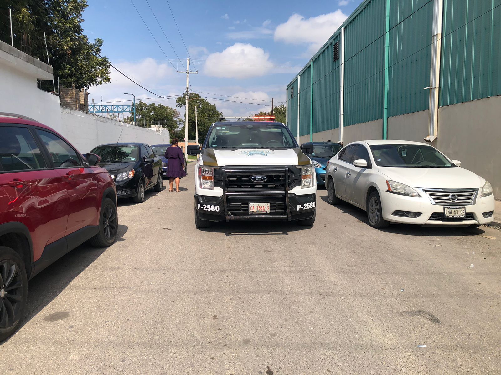 Vago causa daños a 10 carros en Villa de Fuente de Piedras Negras